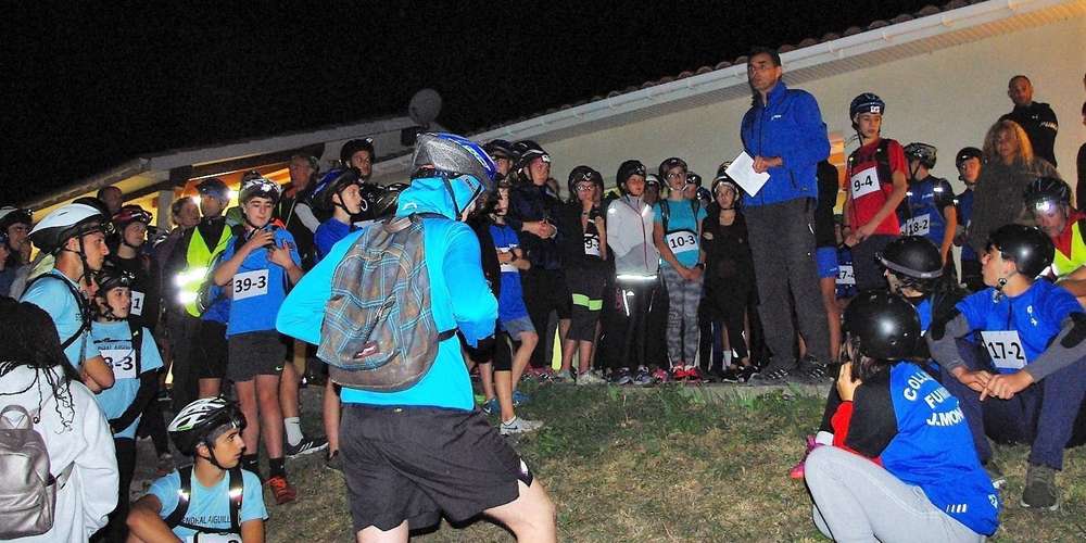 collegiens et lyceens a lecoute des instructions au depart du raid nocturne